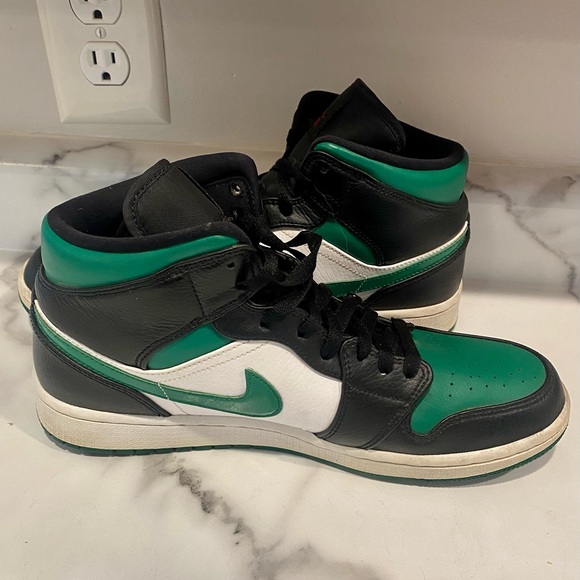 Air Jordan 1 mid, Forest Green, Size 9.5 - Picture 2 of 3